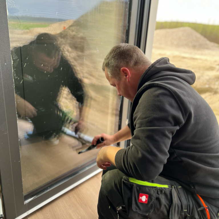 Christian Hopfgarten bei der Reinigung eines bodentiefen Fensters