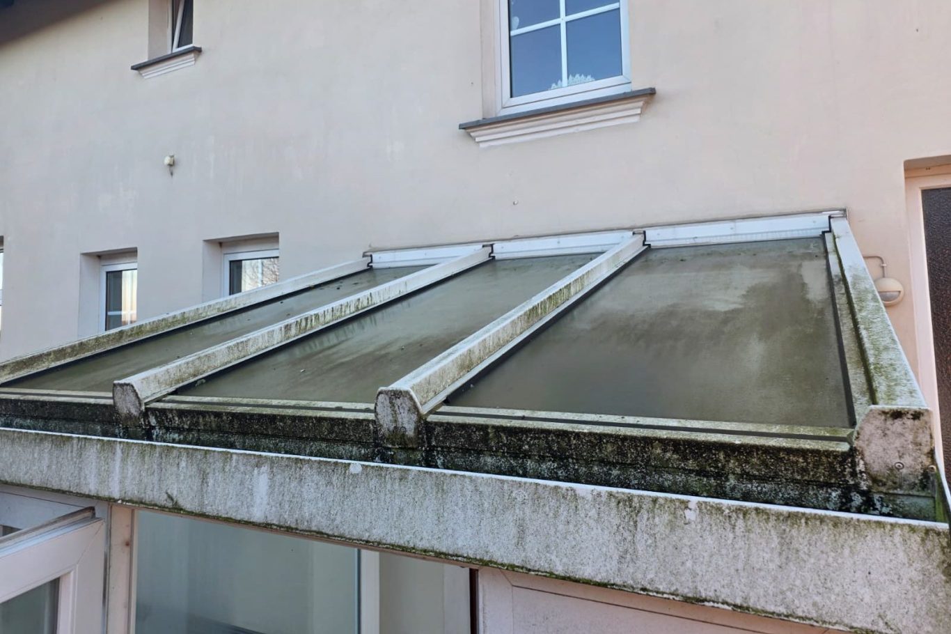 Terrassendach vor der Reinigung