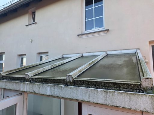 Terrassendach dreckig vor der Reinigung